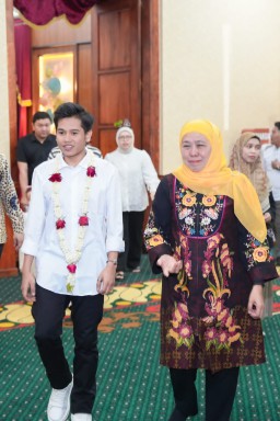 Gubernur Khofifah Sambut Meriah Valen Sang Juara  D'Academy7
