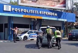 Aksi Heroik Kasat Lantas Batu Bersama Anggota Satlantas Dorong Mobil yang Mogok