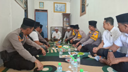 Kapolres Sampang Silaturahmi ke Ponpes Miftahut Thullab, Salurkan Bantuan Air Bersih
