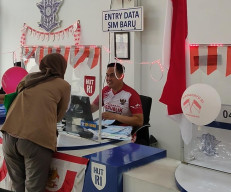 Semarak HUT RI ke-81, Petugas Satpas Colombo Surabaya Kenakan Seragam Merah Putih dan Bagikan Bendera