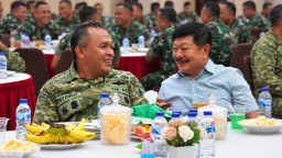 Hangatnya Kebersamaan, Danrem Untoro Makan Bareng Anggota dan Warga
