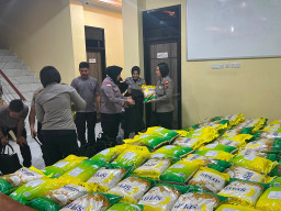 Brimob Polda Jatim Kerahkan Randurlap dan Water Treatment Pasok Makanan dan Air Bersih Pengungsi NTT