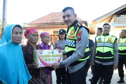 Kapolresta Sumenep Salurkan Bantuan Sembako Melalui Program Sumenep Peduli di Nyabakan Barat