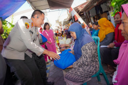Polrestabes Surabaya Salurkan Paket Sembako Lewat Program 'Luthfie.Daily Berbagi'
