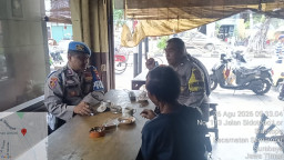 Bhabinkamtibmas Sidotopo Sambang Warga, Imbau Parkir Roda Dua Tak Ganggu Arus Lalu Lintas