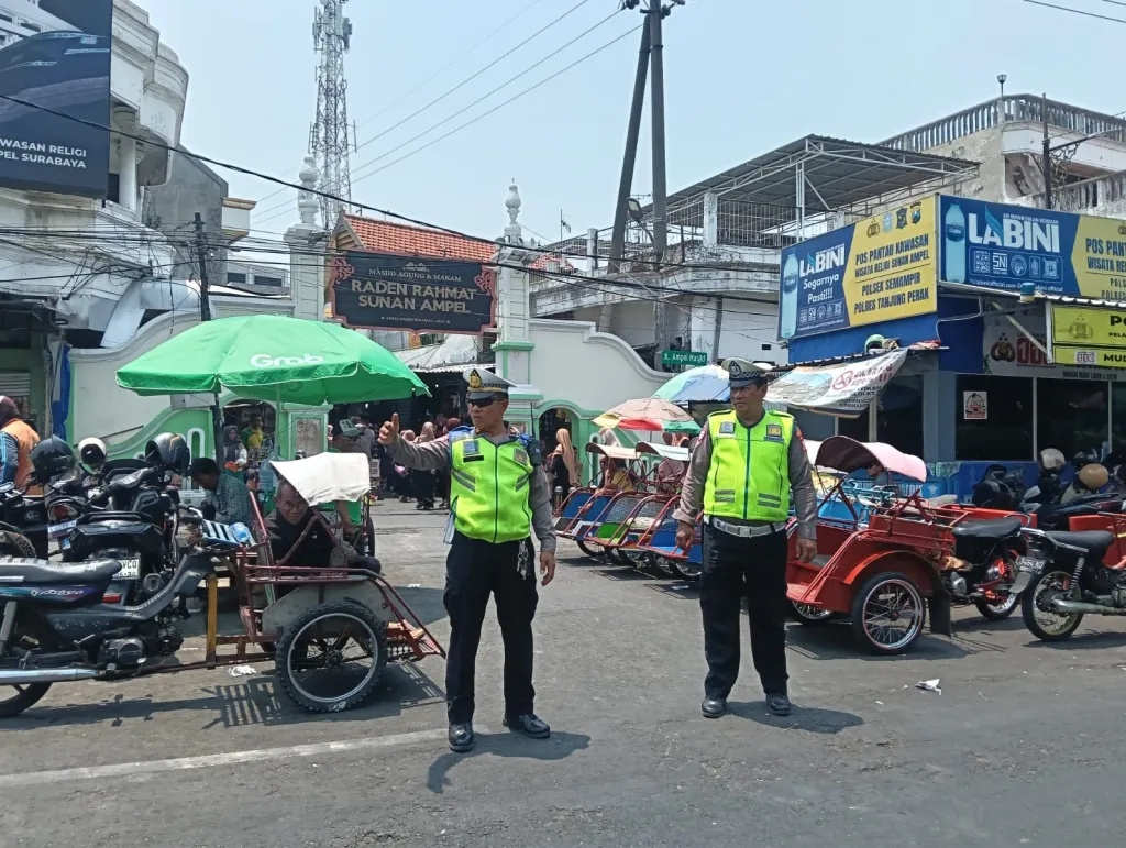 Polsek Semampir Intensifkan Patroli Harkamtibmas di Pintu Masuk Makam Sunan Ampel, Antisipasi Copet dan 3C