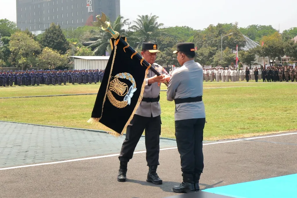 Pataka “Bhayangkara Satya Abhiyukta” Diserahkan kepada Irjen Pol Dekananto, Simbol Estafet Kepemimpinan