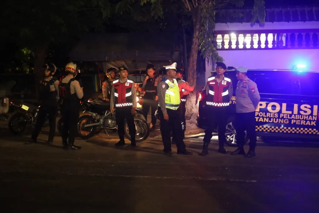 Polres Pelabuhan Tanjung Perak Gelar Patroli Skala Besar Antisipasi Gangster dan Balap Liar