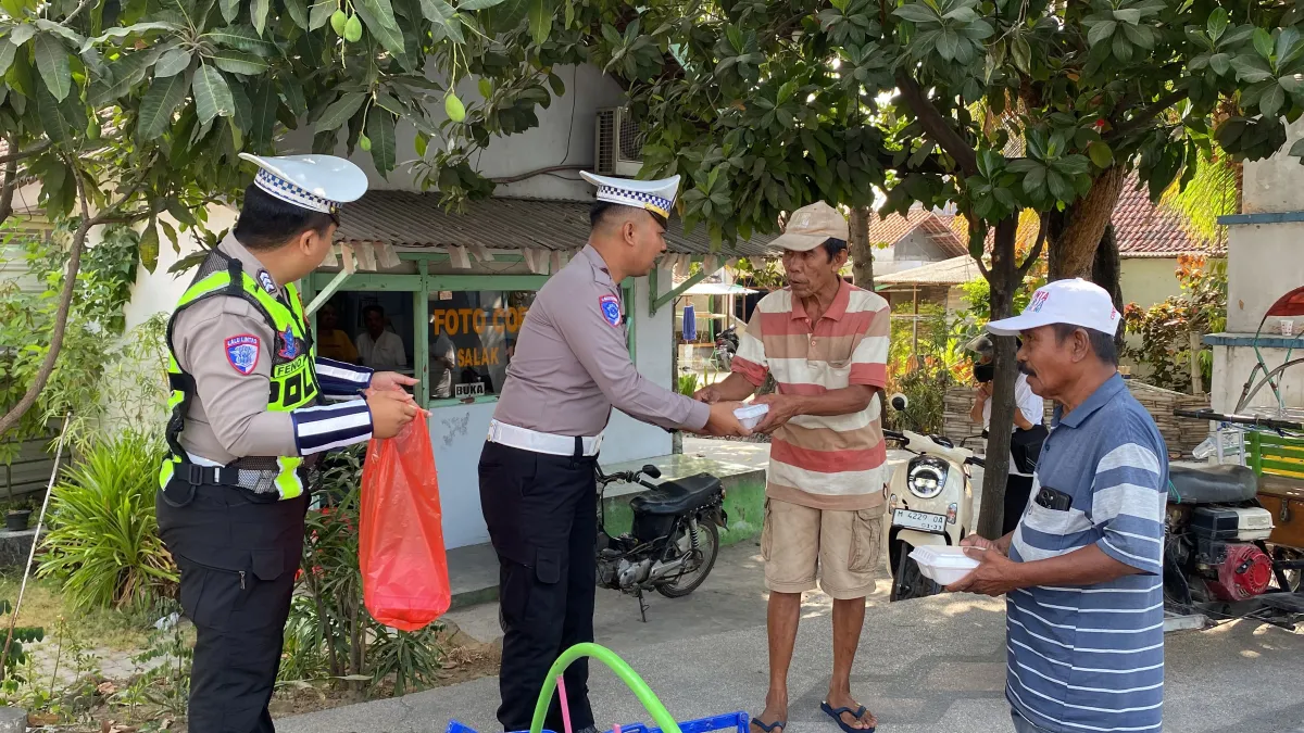 Jumat Berkah, Satlantas Polres Sampang Bagikan Sembako dan Nasi Kotak kepada Warga