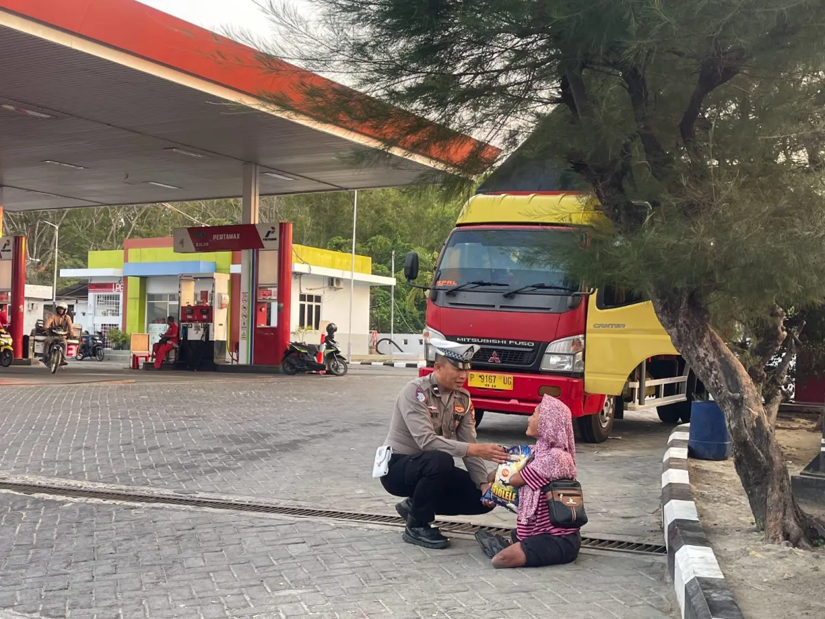 Patroli Sedekah Subuh, Satlantas Polres Sampang Bagikan Bantuan kepada Warga Kurang Mampu